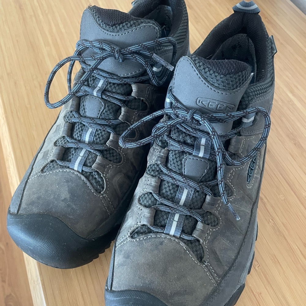 Men’s Waterproof Keens Like New!